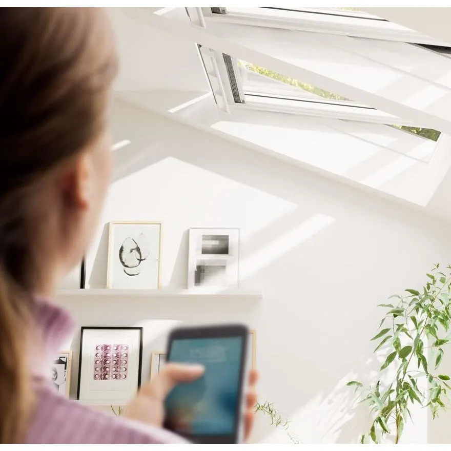 VELUX GGL FK06 207030 White Painted INTEGRA® SOLAR Window (66 x 118 cm)